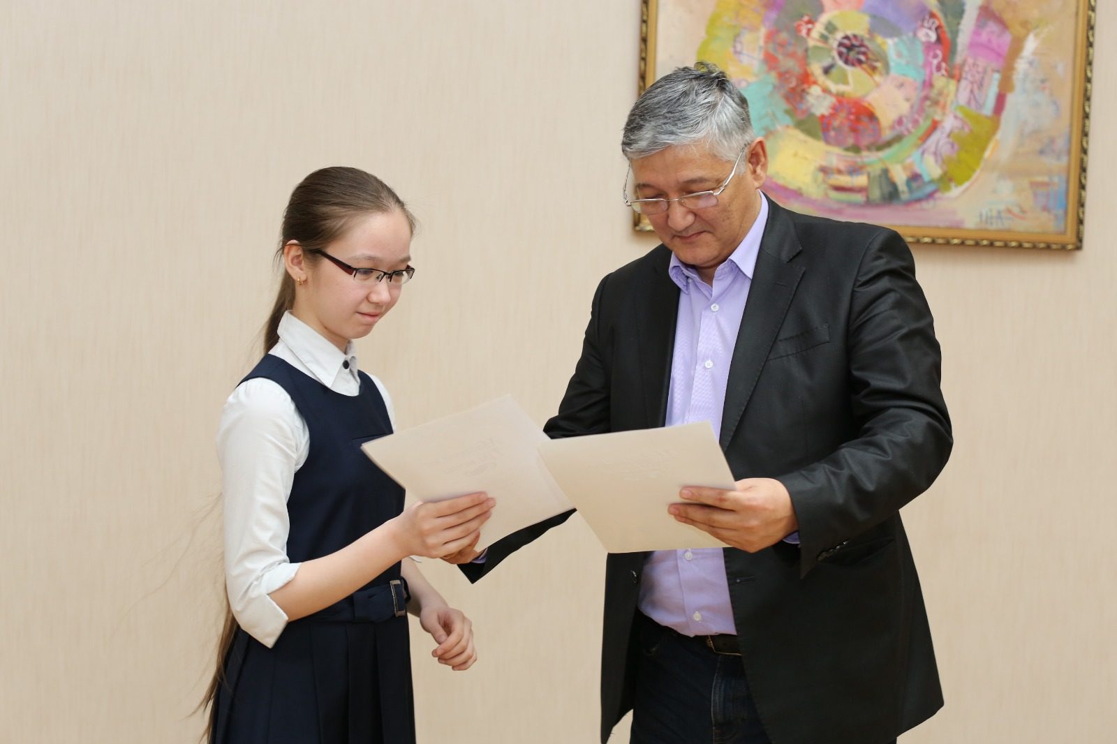 Вручение награды участнице